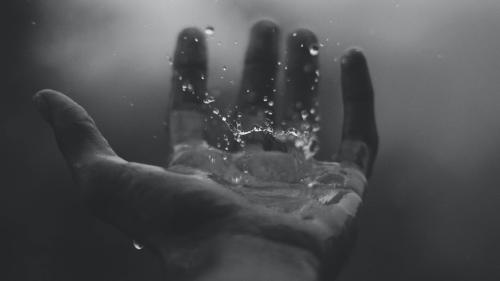 മഴകൊണ്ട് പൊള്ളലേക്കുമ്പോൾ